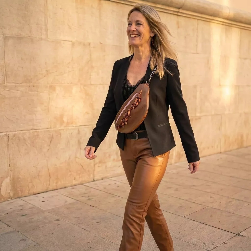 Sac banane Arborea cuir recyclé marron – vue portée - artisanat loca | Occi-Tanne