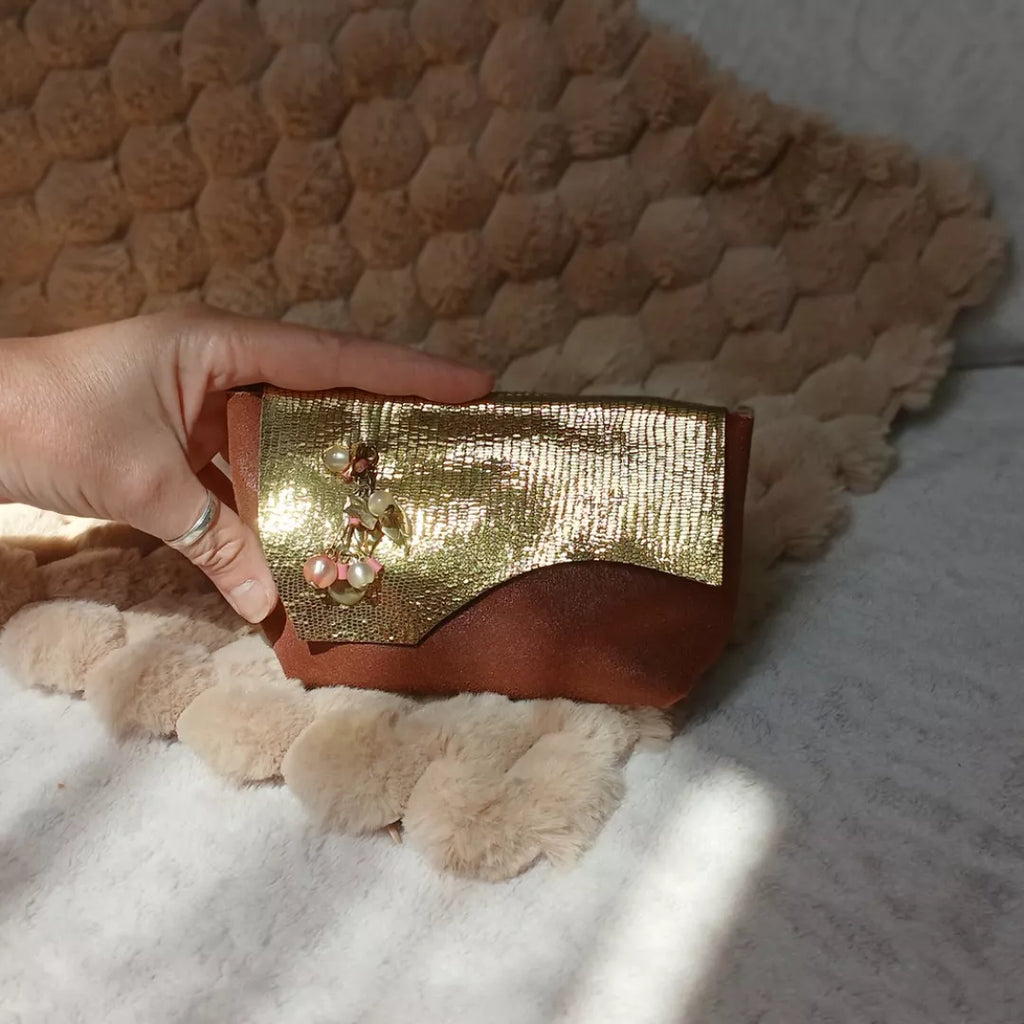 Pochette Isis, réalisée avec des chutes de cuir rouille et doré.