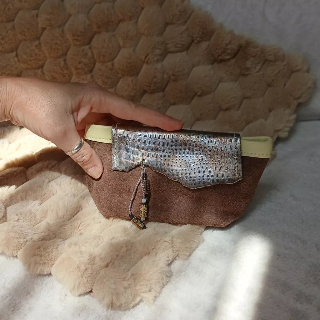 Pochette Nomade, réalisée avec des chutes de cuir marron et effet peau de serpent.