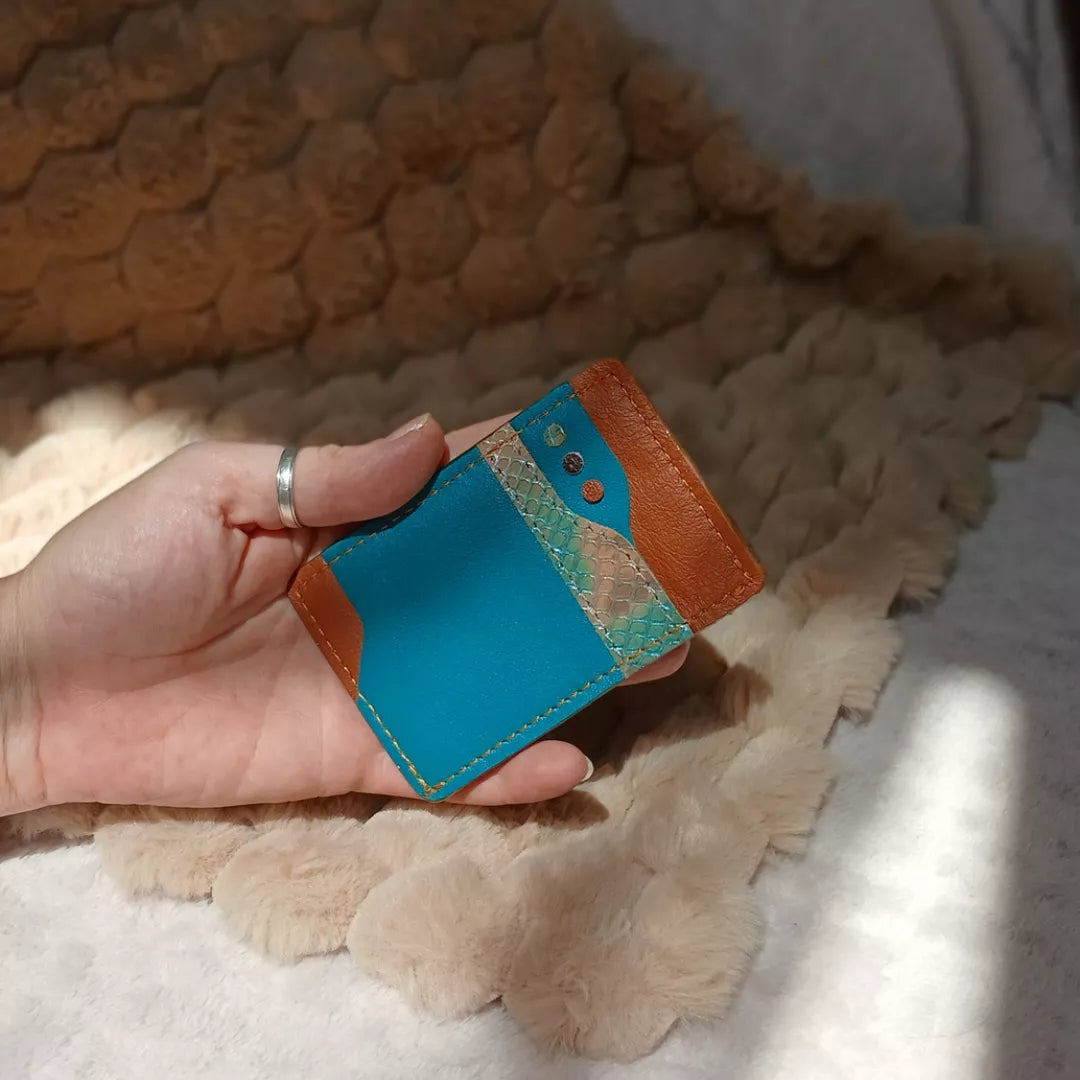 Porte-cartes Aquaverdé réalisé avec des chutes de cuir marron et turquoise.