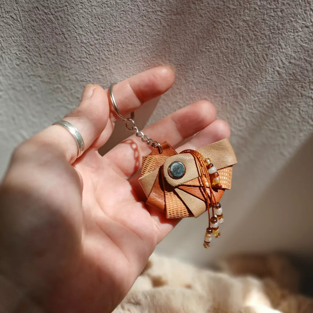Porte-clé Arcade en forme de nautile,  réalisé à partir de chutes de cuir beige et marron.