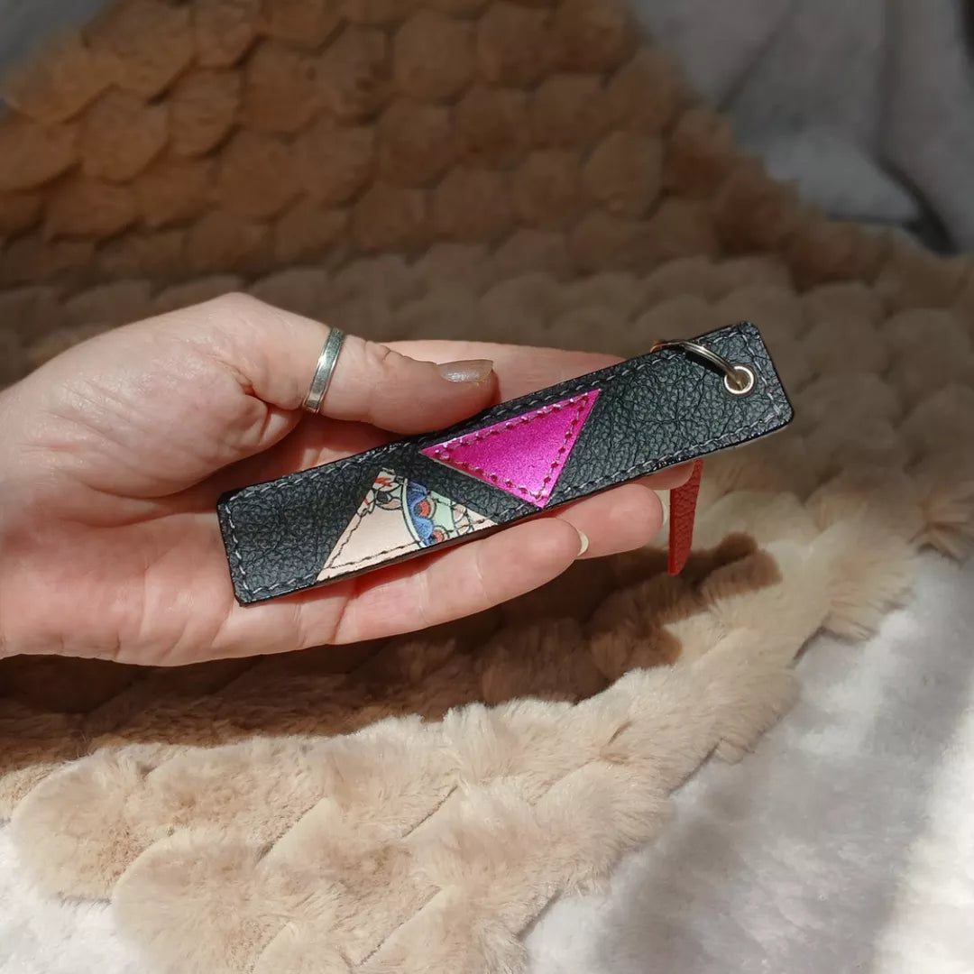 Porte-clé Coq'Uette réalisé à partir de chutes de cuir noir, fuchsia.