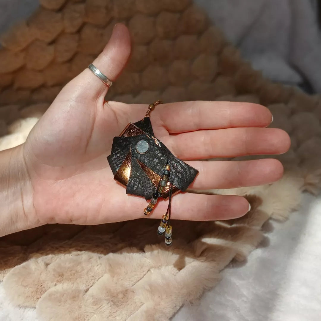 Porte-clé Obsidienne en forme de nautile,  réalisé à partir de chutes de cuir noir et bronze.