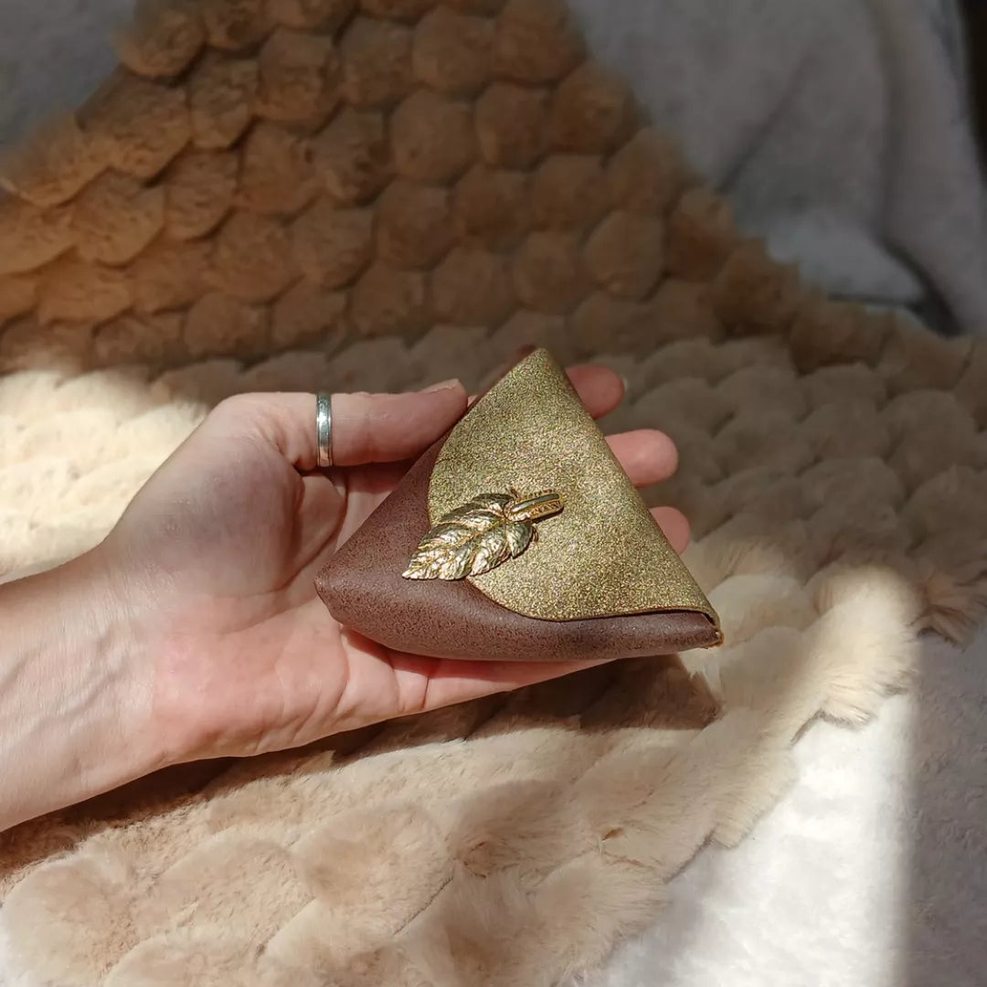 Porte-monnaie Feuille réalisé à partir de chutes de cuir et orné 'un bijou de seconde main.
