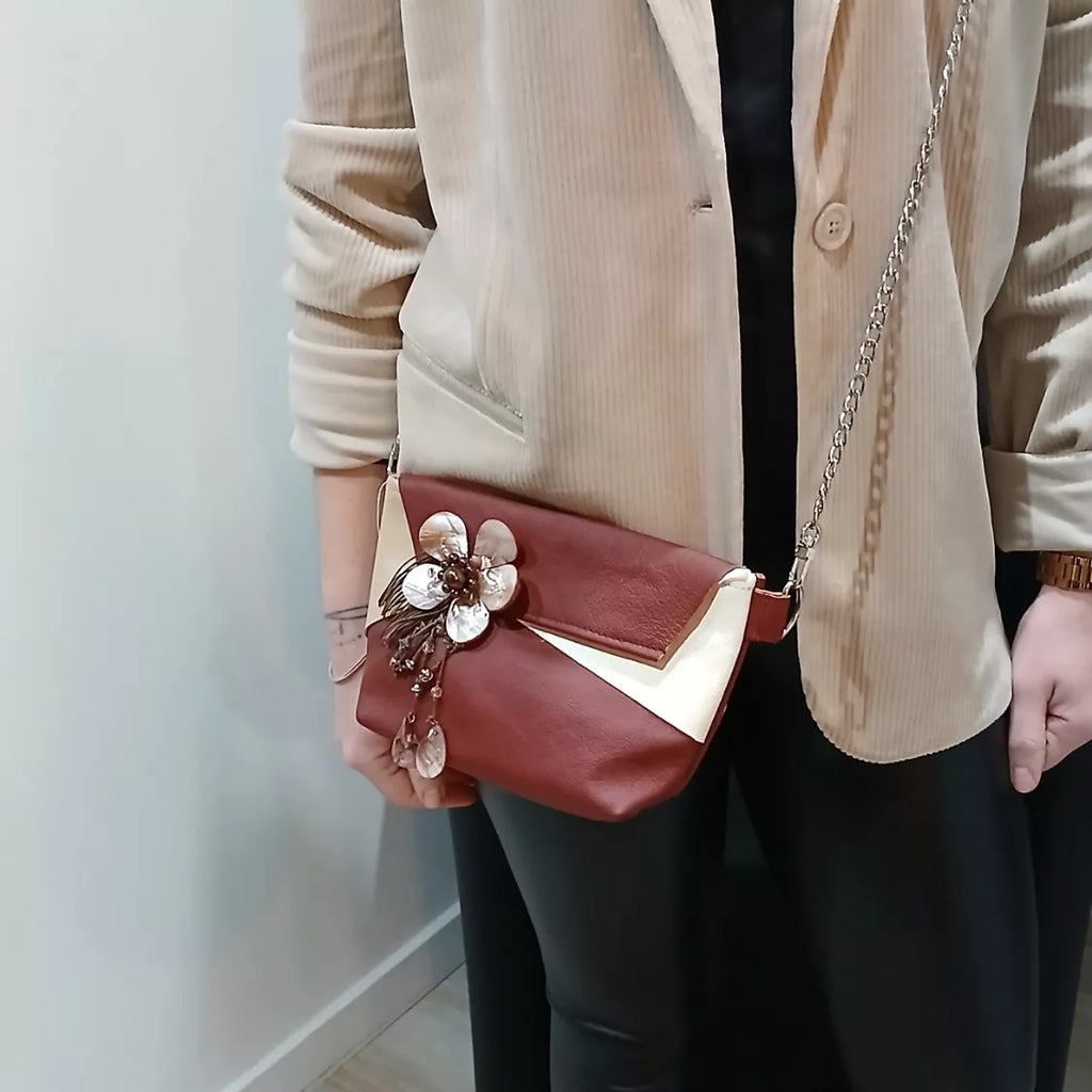 Sac bandoulière Carmina cuir recyclé rouge – vue portée - Artisanat français | Occi-Tanne