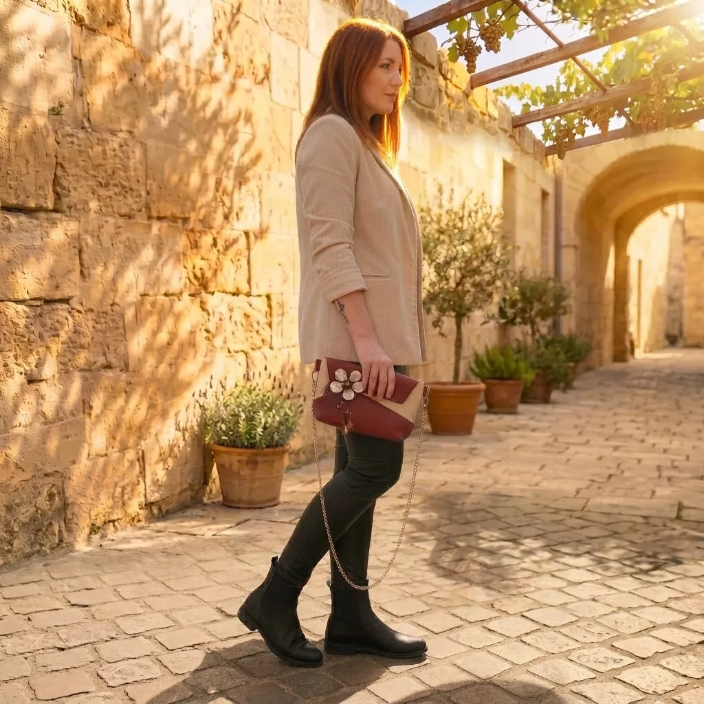 Sac bandoulière Carmina cuir recyclé rouge – vue portée - Artisanat français | Occi-Tanne