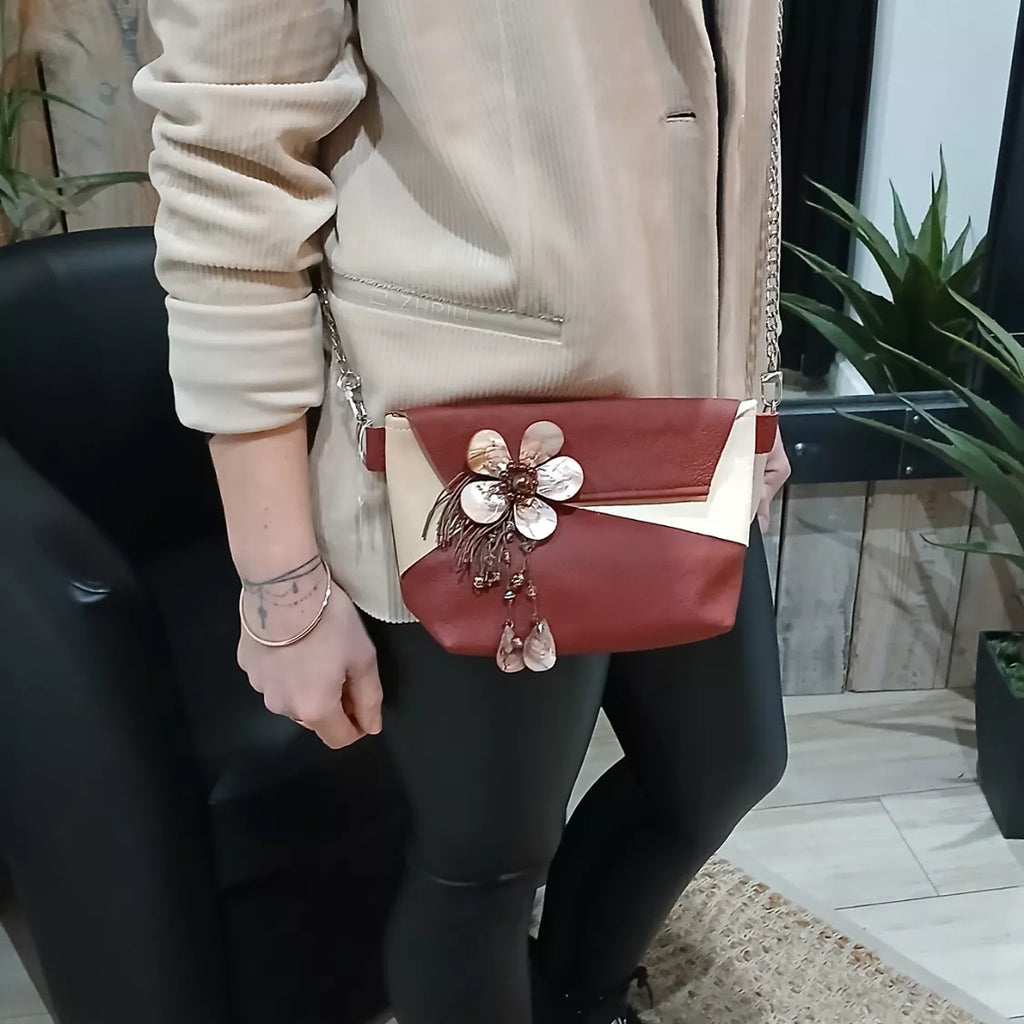 Sac bandoulière Carmina cuir recyclé rouge – vue portée - Artisanat français | Occi-Tanne