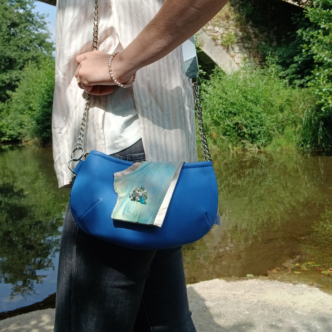 Sac bandoulière Alizé cuir recyclé bleu – vue portée - fait main | Occi-Tanne
