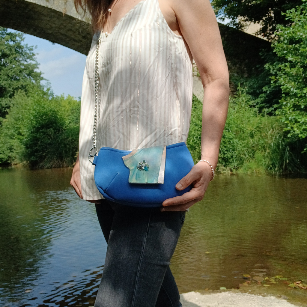 Sac bandoulière Alizé cuir recyclé bleu – vue portée - fait main | Occi-Tanne