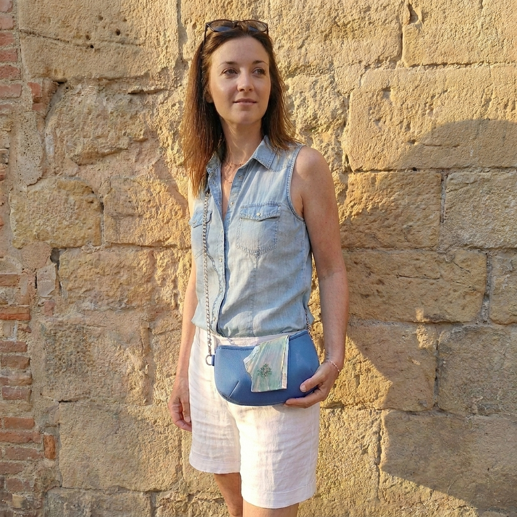Sac bandoulière Alizé cuir recyclé bleu – vue portée - fait main | Occi-Tanne
