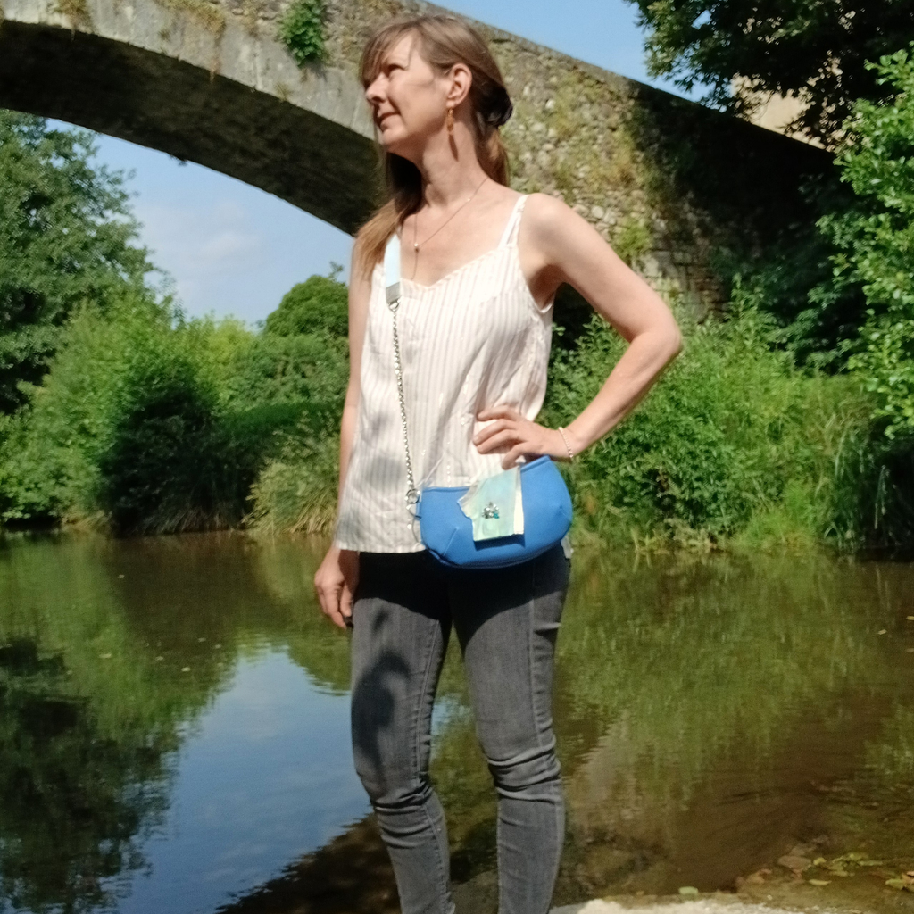 Sac bandoulière Alizé cuir recyclé bleu – vue portée - fait main | Occi-Tanne