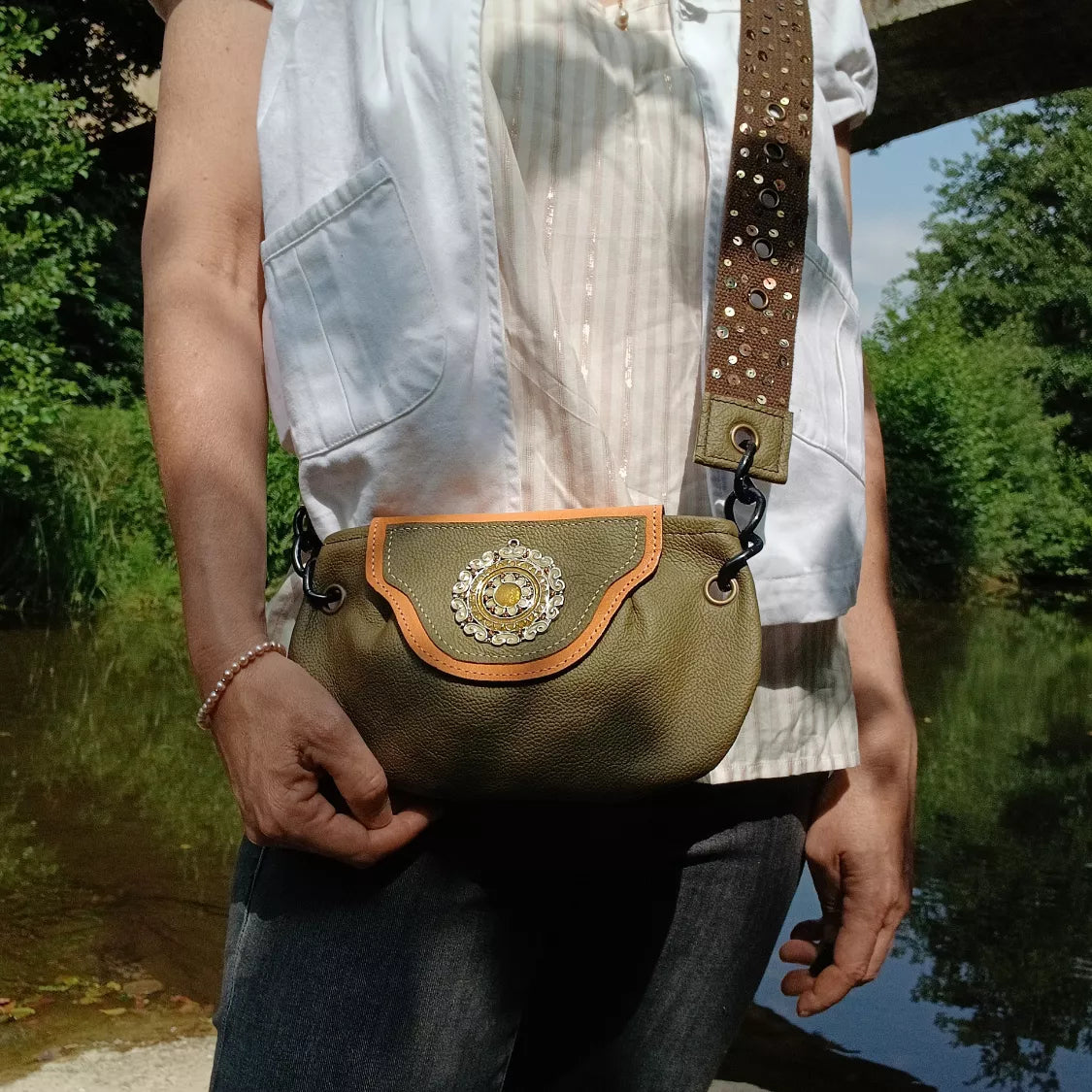Vue de face sac bandoulière Flower cuir surcyclé – Pièce unique femme | Occi-Tanne