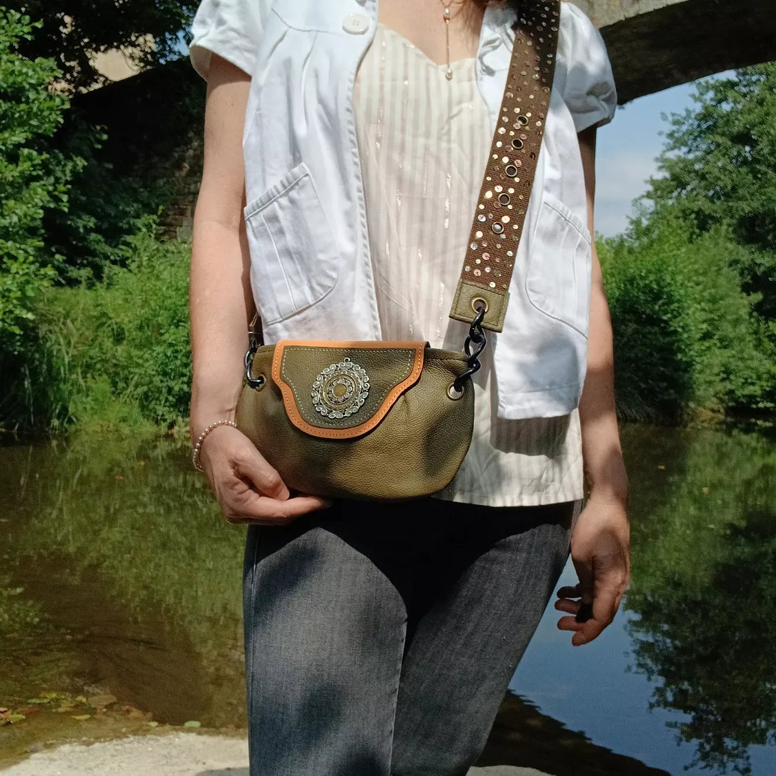 Vue portée sac bandoulière Flower cuir surcyclé – Fait main | Occi-Tanne