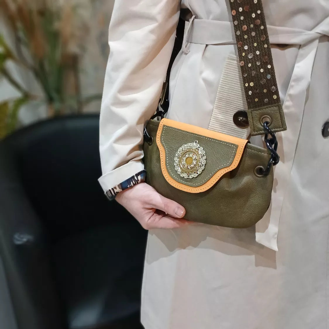 Sac bandoulière Flower cuir recyclé kaki – vue portée - fait main | Occi-Tanne