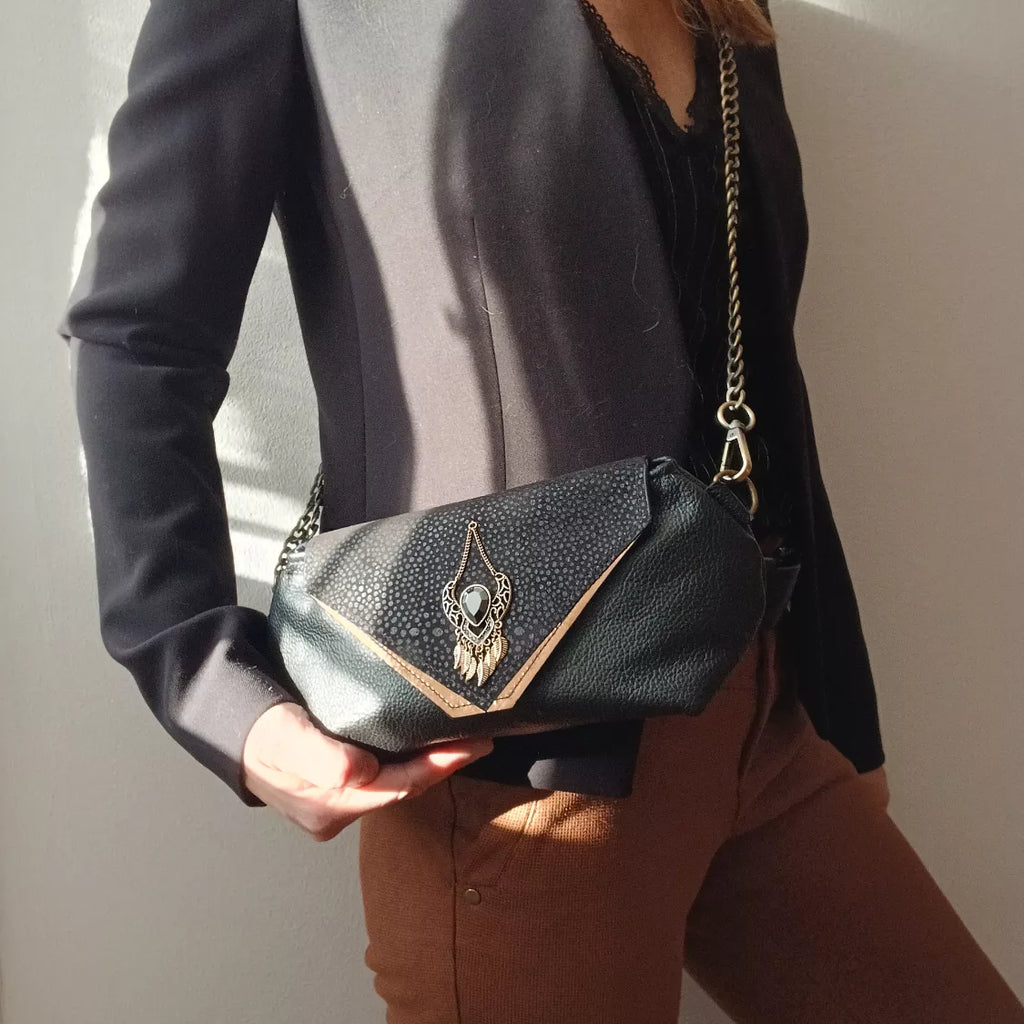 Vue portée - sac bandoulière Galante cuir surcyclé noir – Fait main | Occi-Tanne