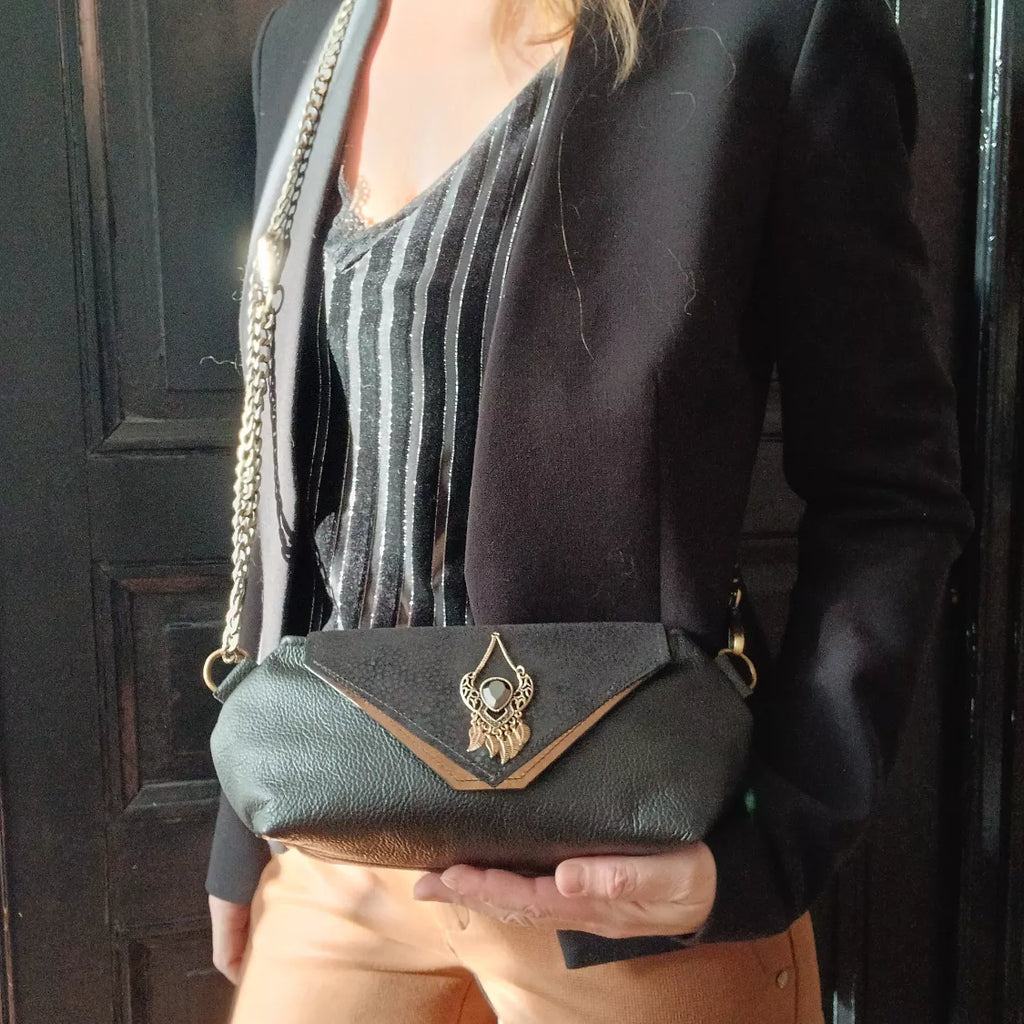 Vue portée - sac bandoulière Galante cuir surcyclé noir – Fait main | Occi-Tanne