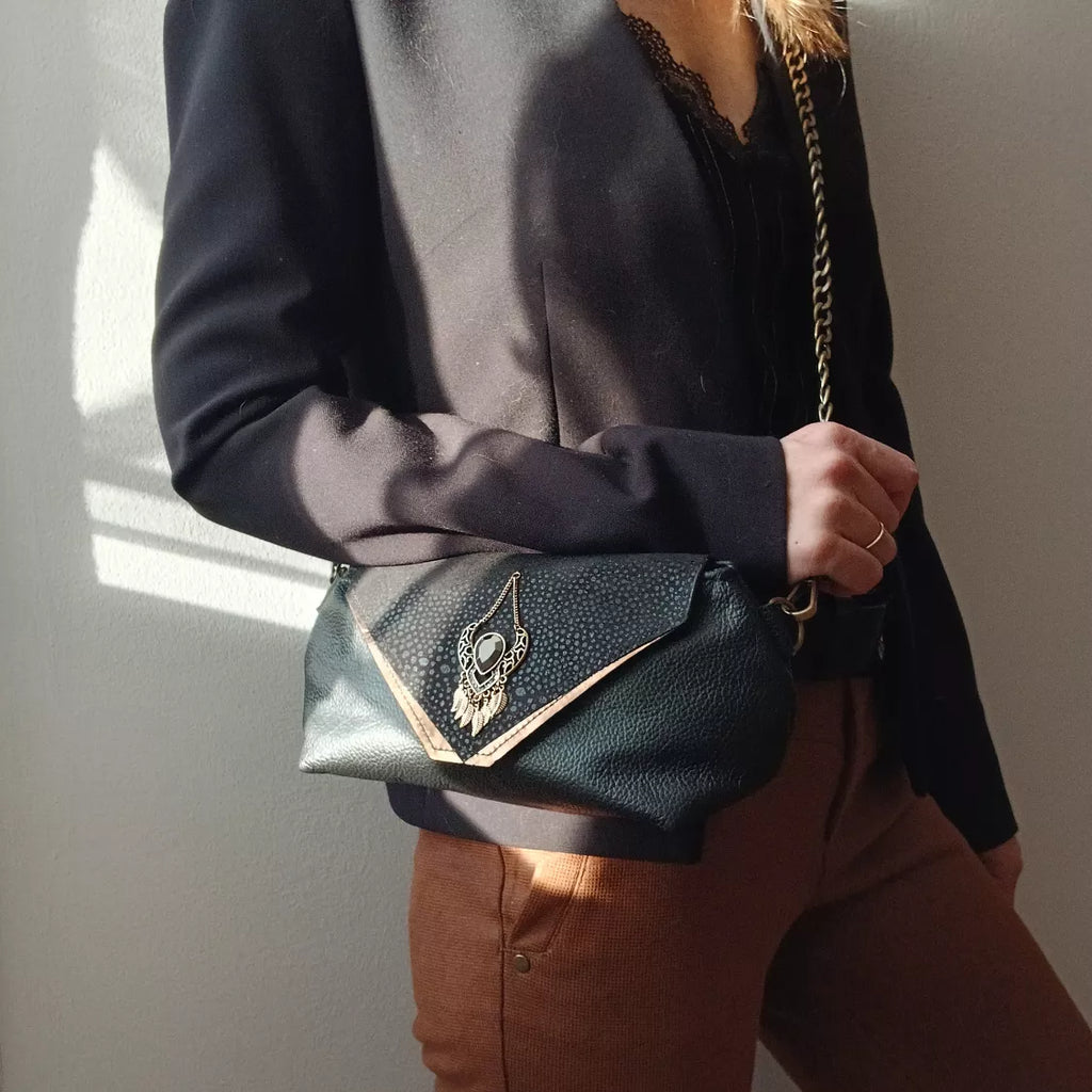 Vue portée - sac bandoulière Galante cuir surcyclé noir – Artisanat français | Occi-Tanne