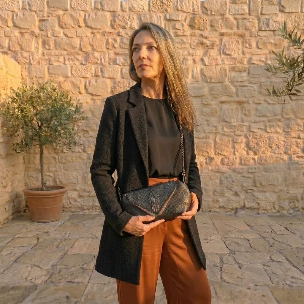Vue portée - sac bandoulière Galante cuir surcyclé noir – Artisanat français | Occi-Tanne