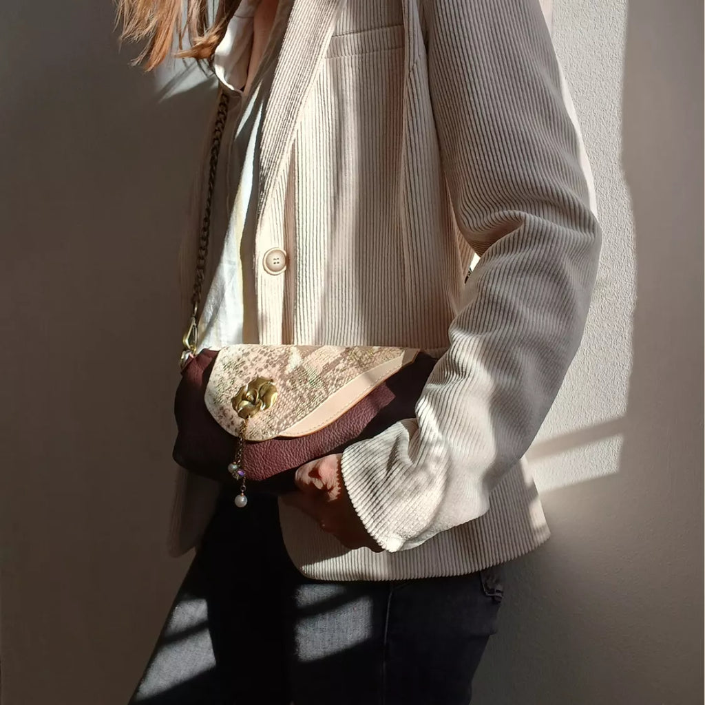 Sac bandoulière Roséa cuir surcyclé aubergine – vue portée - Mode éthique | Occi-Tanne