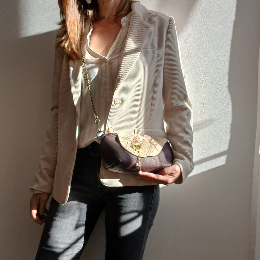 Sac bandoulière Roséa cuir revalorisé aubergine – vue portée - Mode éthique | Occi-Tanne