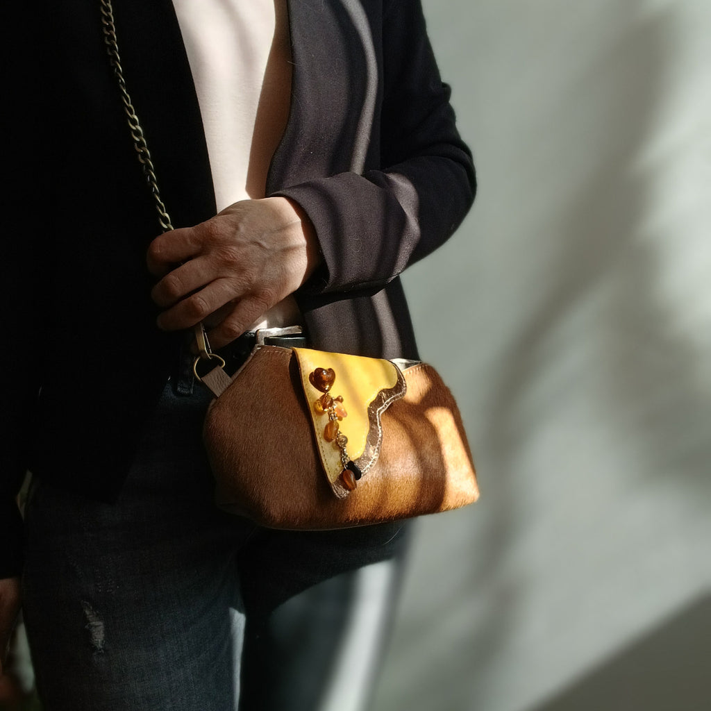 Sac bandoulière Sahara cuir revalorisé marron – vue de portée - Mode durable | Occi-Tanne