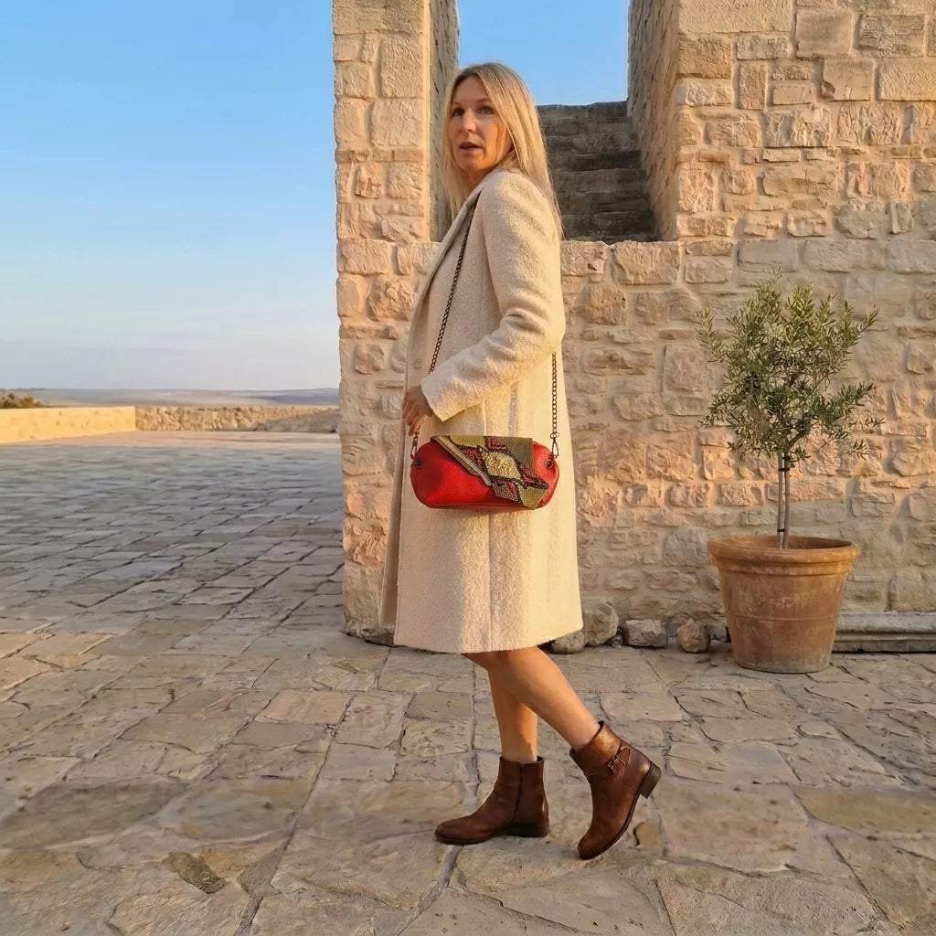 Sac bandoulière Serpentine cuir revalorisé rouge – vue de portée - Mode femme | Occi-Tanne