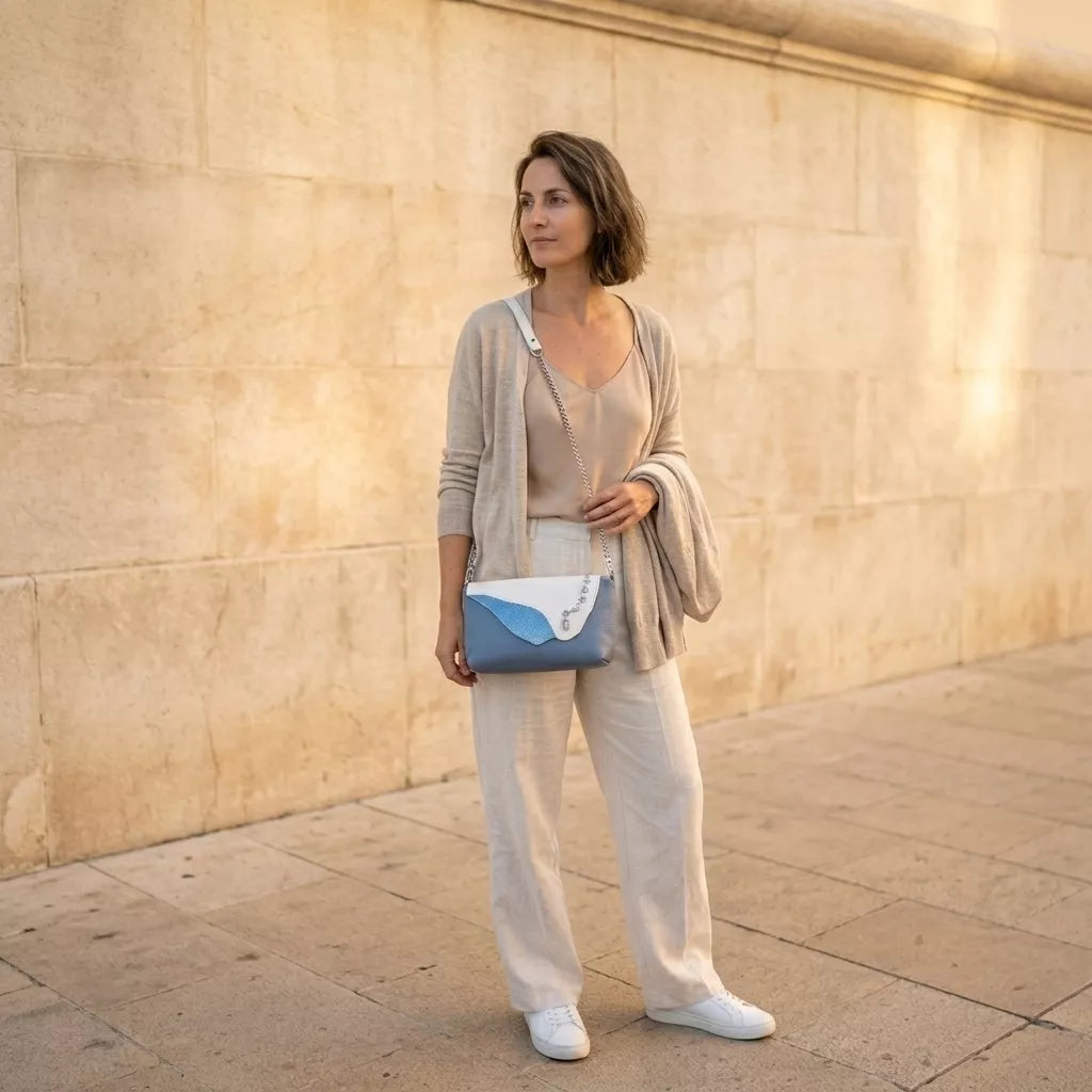 Sac bandoulière Sirène cuir recyclé bleu – vue portée - Mode éthique durable | Occi-Tanne
