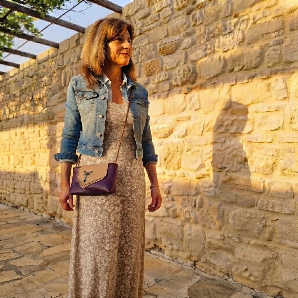 Sac bandoulière Violetta cuir recyclé violet – vue portée - Maroquinerie française | Occi-Tanne