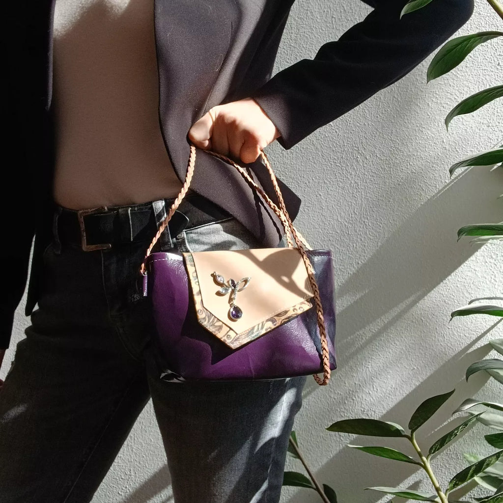 Sac bandoulière Violetta cuir recyclé violet – vue portée - Mode éthique | Occi-Tanne