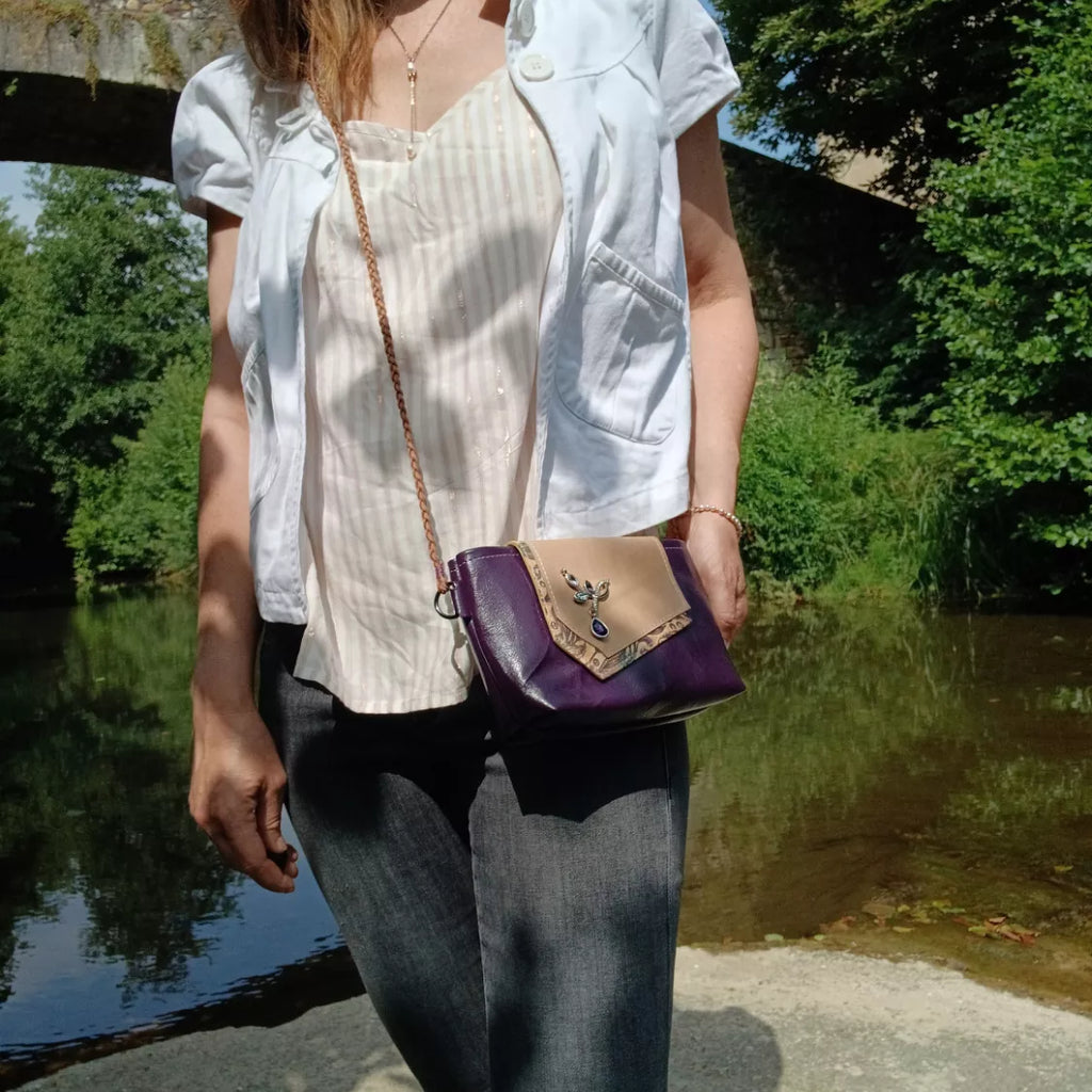 Sac bandoulière Violetta cuir recyclé violet – vue portée - Mode durable | Occi-Tanne