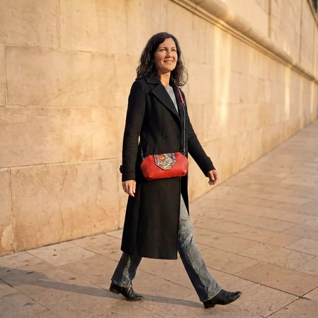 Vue portée - sac Coq'Uette - cuir recyclé rouge  – Mode durable | Occi-Tanne