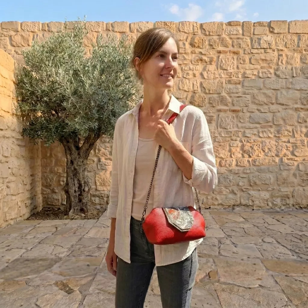 Vue portée - sac Coq'Uette - cuir recyclé rouge  – Fait main | Occi-Tanne